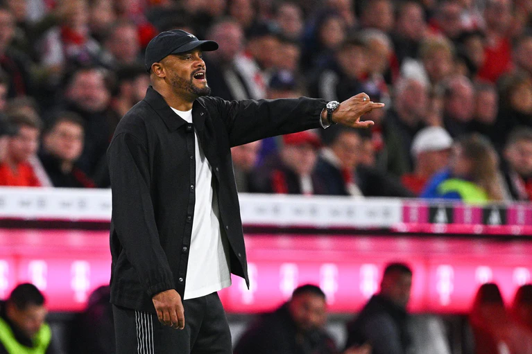 Trainer Vincent Kompany schonte viele Stars fürs PSG-Match. — © Tom Weller/dpa