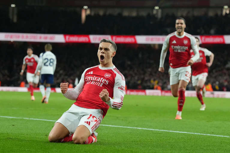 Arsenals Leandro Trossard schoss das 1:0. — © Frank Augsten/AP/dpa