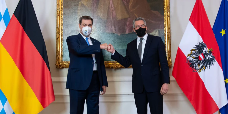 2022 war CSU-Chef Söder zuletzt offiziell im österreichischen Kanzleramt zu Gast. Damals noch mit Corona-Maske bei Regierungschef Karl Nehammer. (Archivbild)  — © Sven Hoppe/dpa