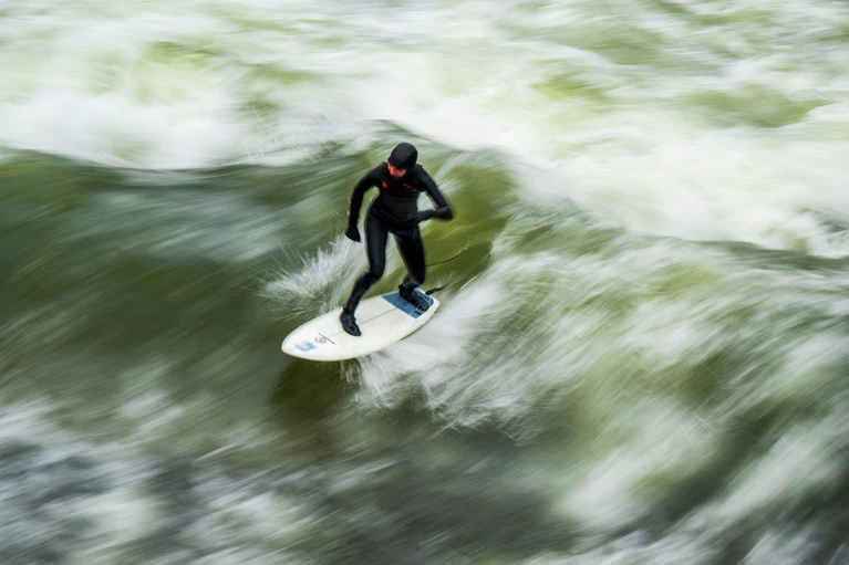 Surfen am Eisbach war vor dem Unfall auf eigene Gefahr geduldet. (Archivbild)  — © Peter Kneffel/dpa