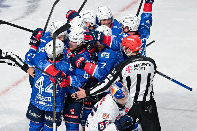 Nach 2019 mal wieder im Finale: die Adler Mannheim. (Archivbild) — © Uwe Anspach/dpa