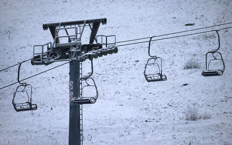 Die Behörden prüfen derzeit, ob in einem Skigebiet illegal Wasser zum Betrieb von Schneekanonen entnommen worden ist. (Archivbild) — © Karl-Josef Hildenbrand/dpa