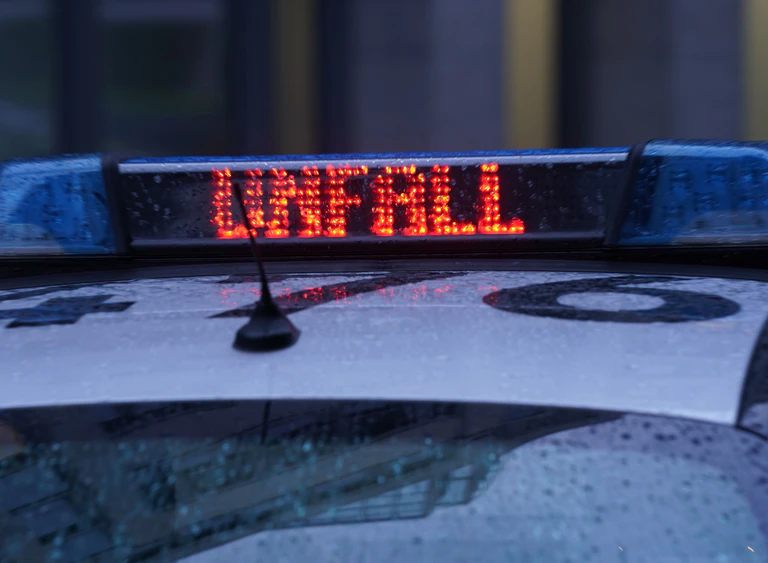 Auf der A8 hatte ein 30-Jähriger ein Stauende übersehen. Es kam zum Unfall. (Symbolbild) — © Marcus Brandt/dpa