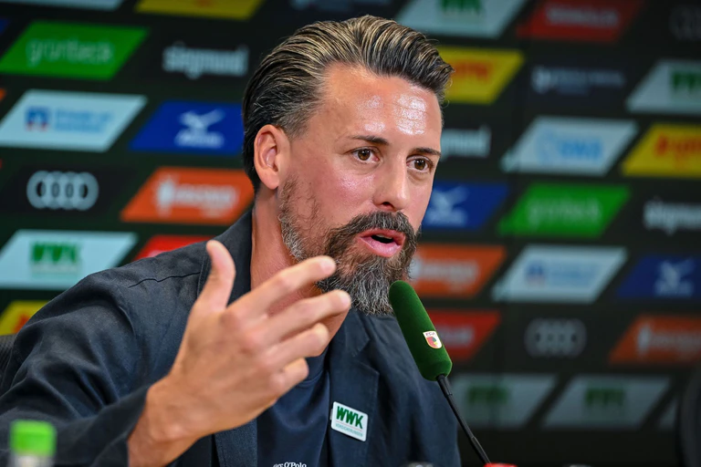 Steht vor dem ersten Pflichtspiel mit dem FC Augsburg: Trainer Sandro Wagner. — © Harry Langer/dpa