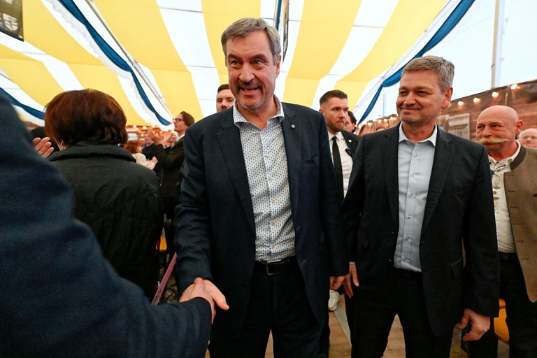 Söder (l, CSU) war nach Frankenthal gekommen, um im Landtagswahlkampf den CDU-Kandidaten Christian Baldauf (r) zu unterstützen.  — © Uwe Anspach/dpa