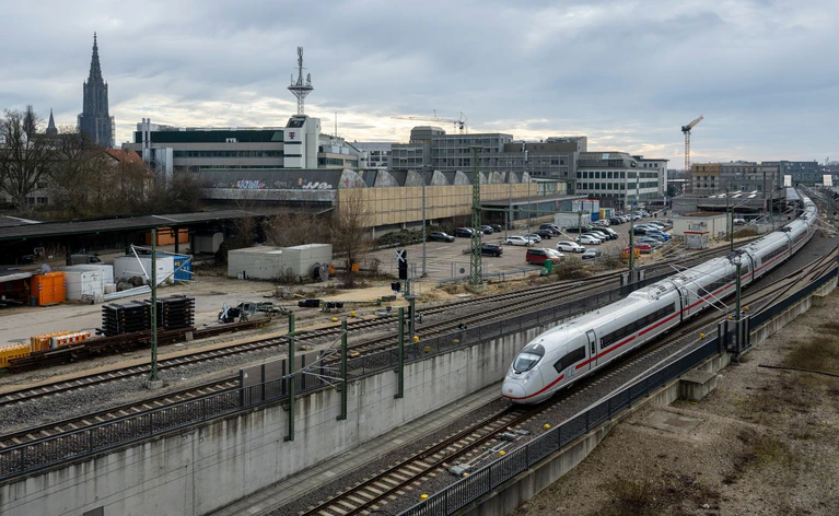 Der Ulmer Hauptbahnhof wird umfangreich saniert. (Foto-Produktion) — © Stefan Puchner/dpa