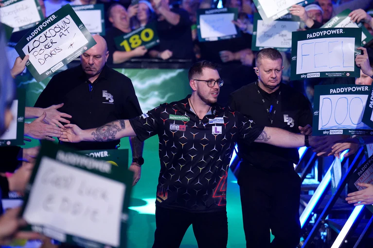 Läuft erstmals im Ally Pally ein: Lukas Wenig. — © John Walton/PA Wire/dpa
