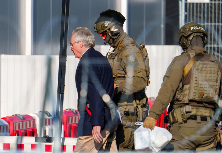 Heinrich XIII. Prinz Reuß, Angeklagter, wird von Spezialkräften der Polizei in das Gerichtsgebäude der Außenstelle Sossenheim vom Oberlandesgericht Frankfurt gebracht. (Archivbild) — © Andreas Arnold/dpa