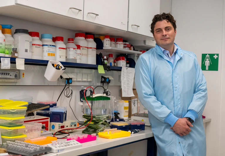 Adrian Schomburg und sein Team des Start-Up-Unternehmens «Eisbach Bio» haben sich auf die Bekämpfung von Krebs spezialisiert.  — © Peter Kneffel/dpa