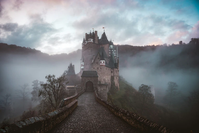 Mystische Orte gruselig Halloween Burg Nebel dunkel — ©  Cederic Vandenberghe / Unsplash