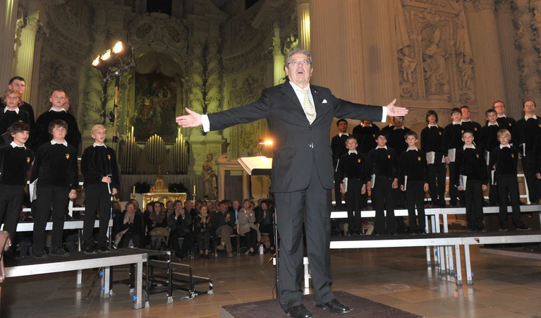 Gerhard Schmidt-Gaden, der Gründer des Tölzer Knabenchors, bei einem Konzert im Jahre 2010. Nun ist der Dirigent im Alter von 88 Jahren gestorben. (Archivbild) — © picture alliance / dpa