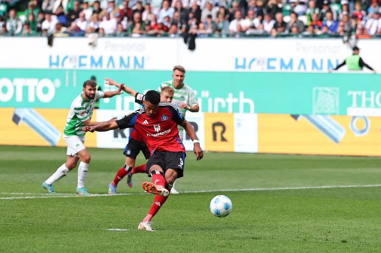 Robert Glatzel verkürzt für den HSV vom Elfmeterpunkt. — © Daniel Karmann/dpa
