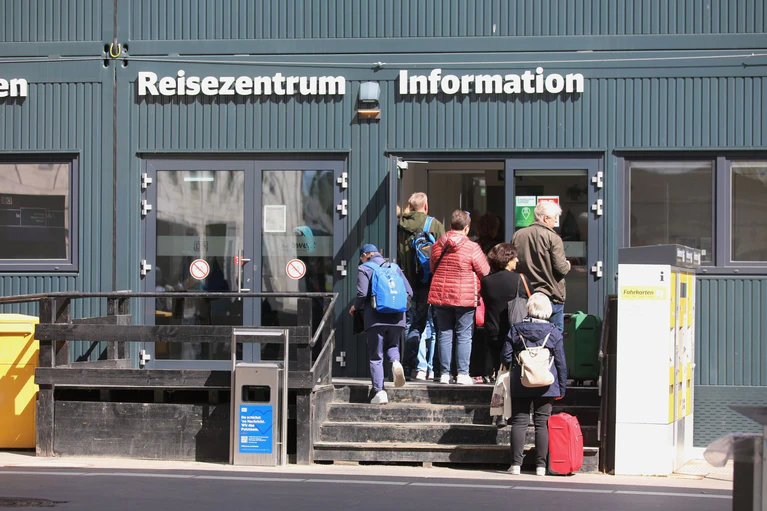 Weder Regional- noch ICE-Züge verkehren wie gewohnt, für Reisende bedeutet das Verspätungen und Ausfälle.  — © Ralf Zwiebler/dpa