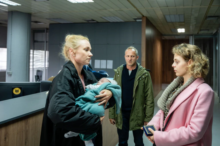 Wegen des Ukraine-Krieges bleibt das Baby für Niclas und Judith länger bei Leihmutter Oksana als geplant. — © Alexander Fischerkoesen/ZDF/dpa