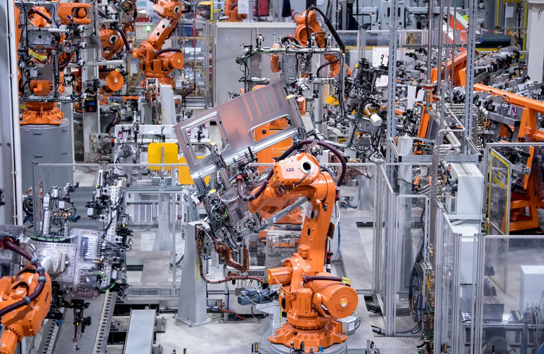 Roboter in einer Werkshalle von MAN Truck & Bus. Die bayerische Metall- und Elektroindustrie hat magere Jahre hinter sich. (Archivbild) — © Sven Hoppe/dpa