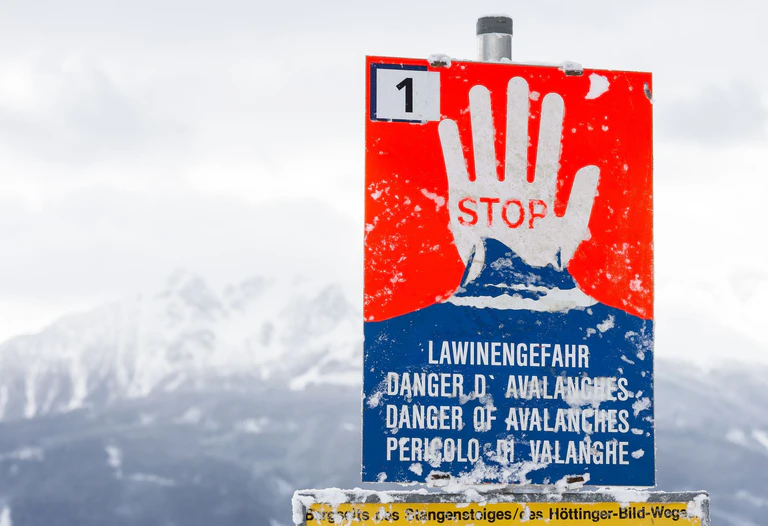 Die Lawinengefahr wird oft unterschätzt. (Archivbild)  — © Jakob Gruber/APA/dpa