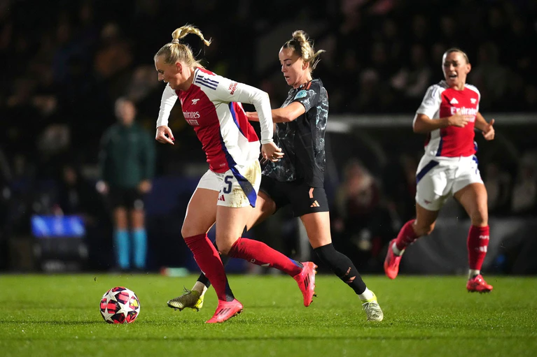 Der FC Bayern München um Giulia Gwinn (r) musste sich dem WFC Arsenal geschlagen geben und verpasste damit den Gruppensieg. — © John Walton/PA/AP/dpa