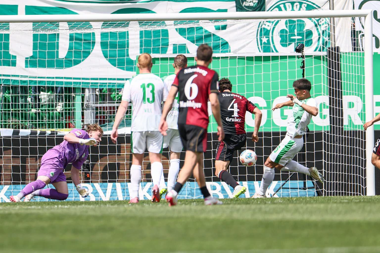 Nürnbergs Kapitän Fabio Gruber (Nr. 4) stochert den Ball zum 1:1 ins Tor. — © Daniel Löb/dpa