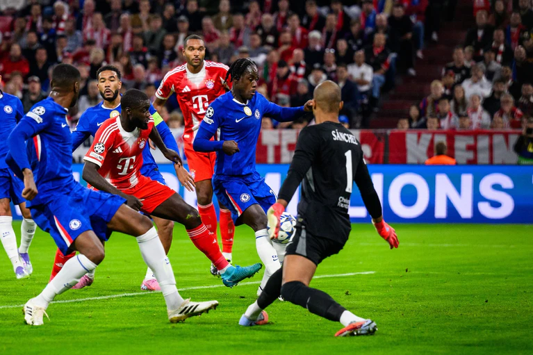 Ein Eigentor von Trevoh Chalobah (2.v.r.) bringt die Bayern in Führung. — © Tom Weller/dpa