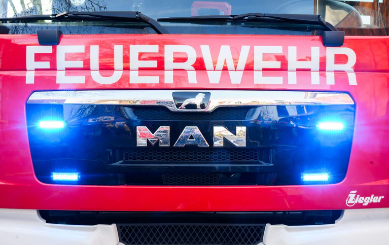 Bei dem Brand werden zwei Menschen leicht verletzt. (Symbolbild) — © Julian Stratenschulte/dpa