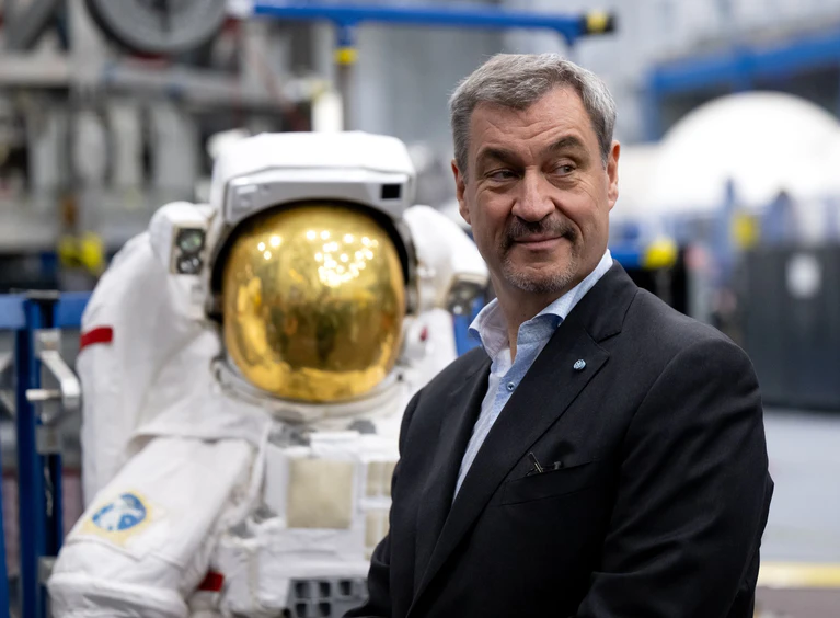 Zwei kleine Unterschriften unter einer Vereinbarung, große Hoffnungen auf eine lange und erfolgreiche Kopperation mit der NASA und Bayern.  — © Sven Hoppe/dpa