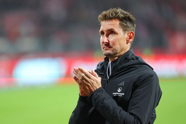 Applaus für seine Mannschaft nach dem nächsten Sieg: Miroslav Klose. — © Daniel Karmann/dpa