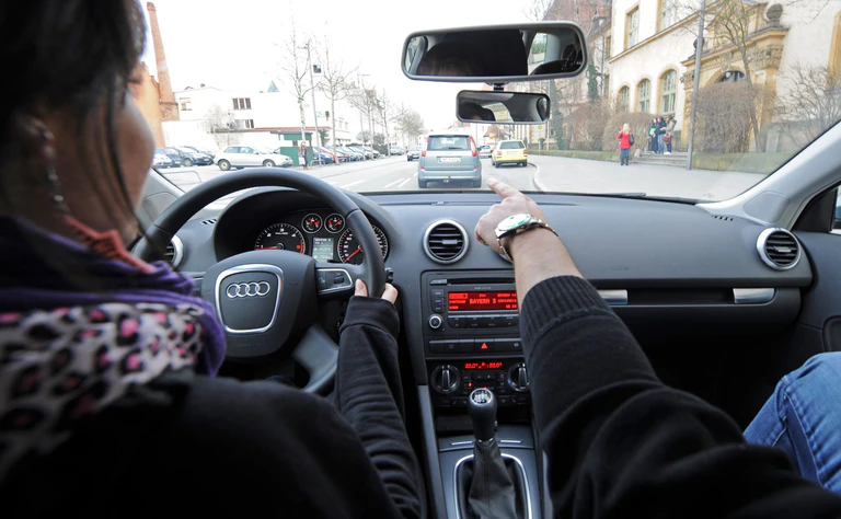 Die CSU würde den Führerschein ab 17 gerne ausweiten. Auch 16-Jährige sollen dann schon in Begleitung ein Auto fahren dürfen. (Symbolbild) — © picture alliance / dpa
