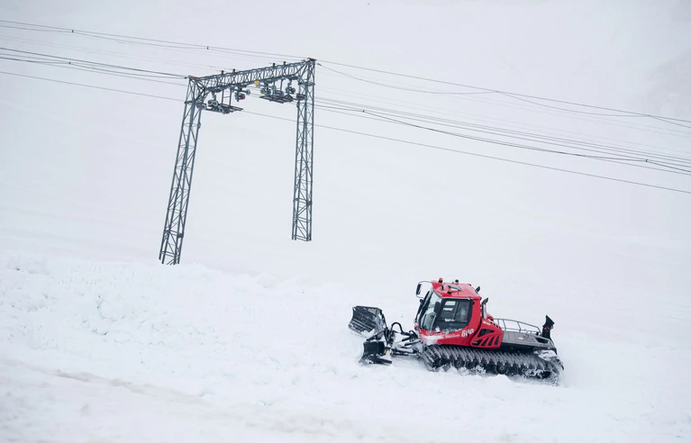 Pistenraupen präparieren derzeit die Pisten - und nutzen dazu an der Zugspitze auch Altschnee. (Archivfoto)   — © Sven Hoppe/dpa