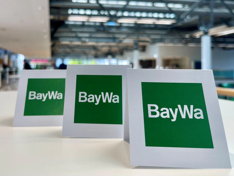 Tischaufsteller bei der Baywa-Hauptversammlung in München. Ein Jahr nach der Fast-Pleite des Traditionsunternehmens hat sich die Staatsanwaltschaft mit einem Ermittlungsverfahren eingeschaltet. (Symbolbild)   — © Carsten Hoefer/dpa