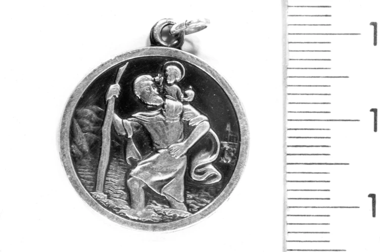 Ein silberner Anhänger könnte Hinweise auf den Täter im Fall Marion Baier bringen. (Archivbild)  — © Polizeipräsidium Mittelfranken