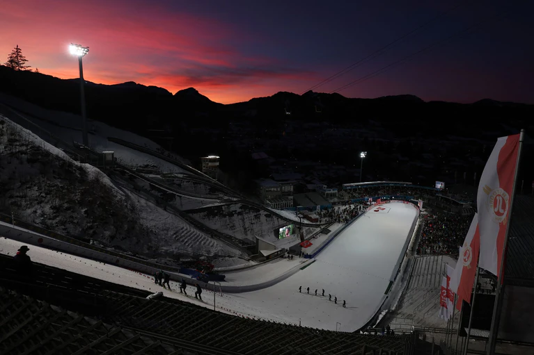 Die fast leere Arena in Oberstdorf. — © Karl-Josef Hildenbrand/dpa