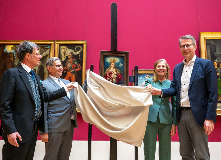 Das Werk «Maria als Himmelskönigin» bereichert fortan die Alte Pinakothek.   — © Peter Kneffel/dpa