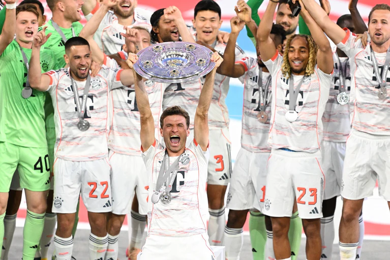 Thomas Müller reckte als erster Bayern-Spieler die Schale in die Höhe. — © Sven Hoppe/dpa