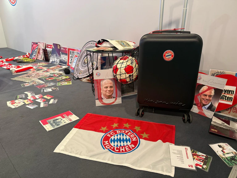 Mit einem Erinnerungskoffer will der FC Bayern Menschen mit Demenz und Alzheimer helfen. — © Manuel Schwarz/dpa