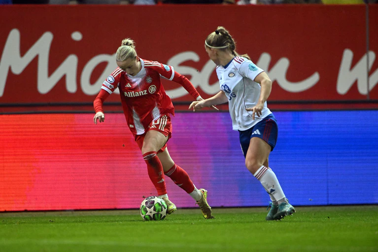 Franziska Kett und die Bayern-Fußballerinnen gewinnen das letzte Spiel des Jahres. (Archivbild) — © Jens Niering/dpa