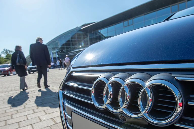 Bei Audi sollen Tausende Jobs gestrichen werden. (Symbolbild) — © Armin Weigel/dpa