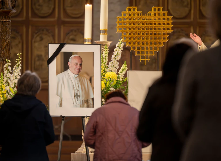 Menschen nehmen Abschied von Papst Franziskus. — © Peter Kneffel/dpa