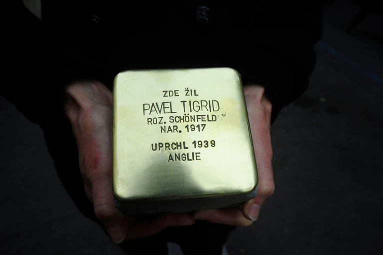 In Prag erinnert vor dem Haus Kouřimská 5 ein neuer Stolperstein an den tschechischen Schriftsteller und Ex-Kulturminister Pavel Tigrid (1917-2003).  — © Michael Heitmann/dpa