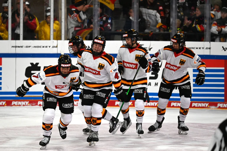 Die deutschen Eishockey-Frauen feierten zum Abschluss gegen Ungarn ein Schützenfest — © Markus Lenhardt/dpa