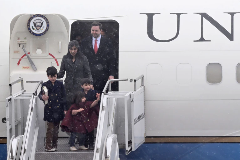 Prominenter Gast: Der US-Vizepräsident ist in München gelandet. — © Felix Hörhager/dpa