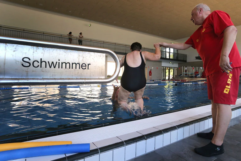 Vielerorts bietet der Verband auch Schwimmkurse an. (Archivbild)  — © Karl-Josef Hildenbrand/dpa
