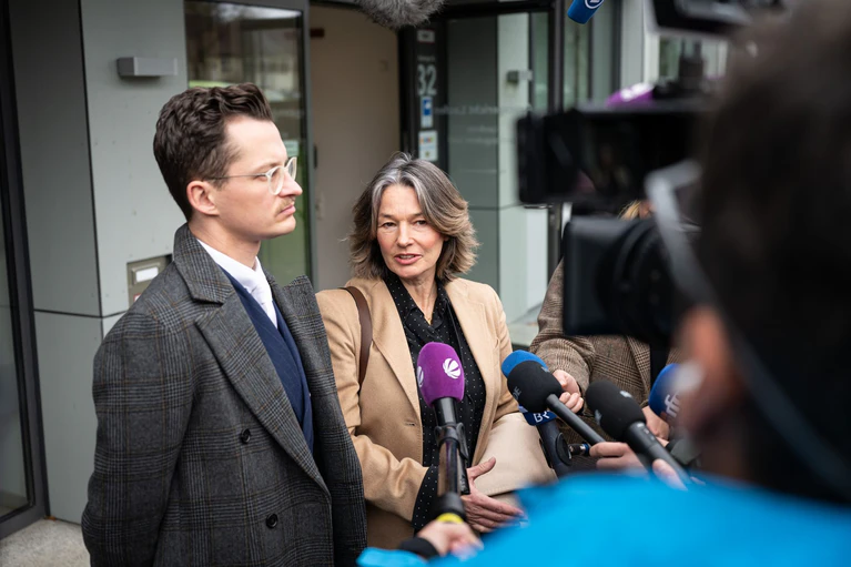 Die Anwälte des Angeklagten, Yves Georg und Regina Rick, forderten nach dem Urteil weitere Konsequenzen. — © Lukas Barth-Tuttas/dpa