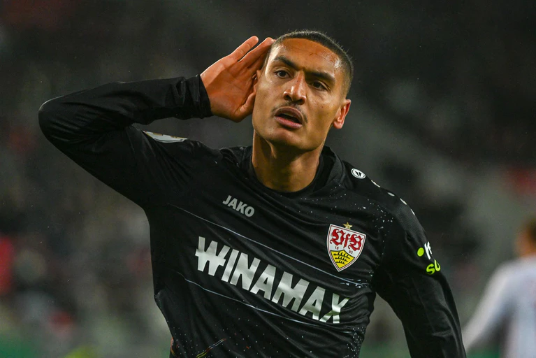 Enzo Millot schoss den VfB Stuttgart beim 3:0-Sieg im DFB-Pokal-Achtelfinale bei Jahn Regensburg in Führung.  — © Armin Weigel/dpa