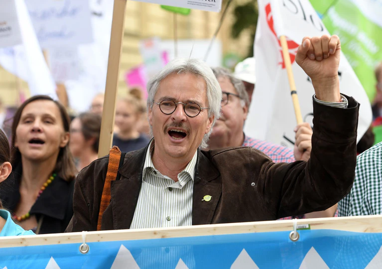 So trat Richard Mergner gerne in Aktion: Wo immer in Bayern für den Erhalt von Natur und Umwelt gekämpft werden musste, war der Franke nicht fern. (Archivbild) — © Tobias Hase/dpa