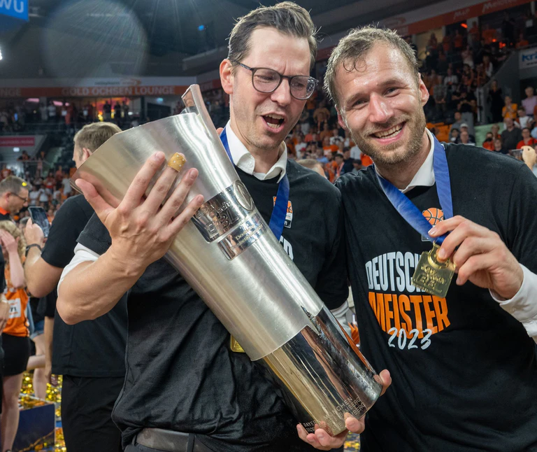 Feierte mit Ulm und Coach Gavel (rechts) 2023 den Meistertitel - im Sommer geht er nach München: Sportdirektor Thorsten Leibenath. (Archivbild) — © Stefan Puchner/dpa