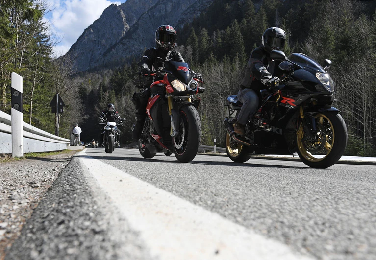 Der Kesselberg im Landkreis Bad Tölz-Wolfratshausen ist bei Biker beliebt. (Archivfoto) — © Angelika Warmuth/dpa