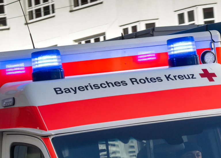 Der Rettungsdienst brachte den schwer verletzten Mann in ein Krankenhaus. (Symbolbild) — © Peter Kneffel/dpa