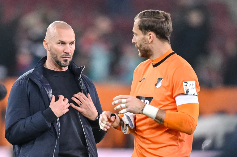 Hoffenheim-Trainer Christian Ilzer sprich mit Torhüter Oliver Baumann. — © Harry Langer/dpa