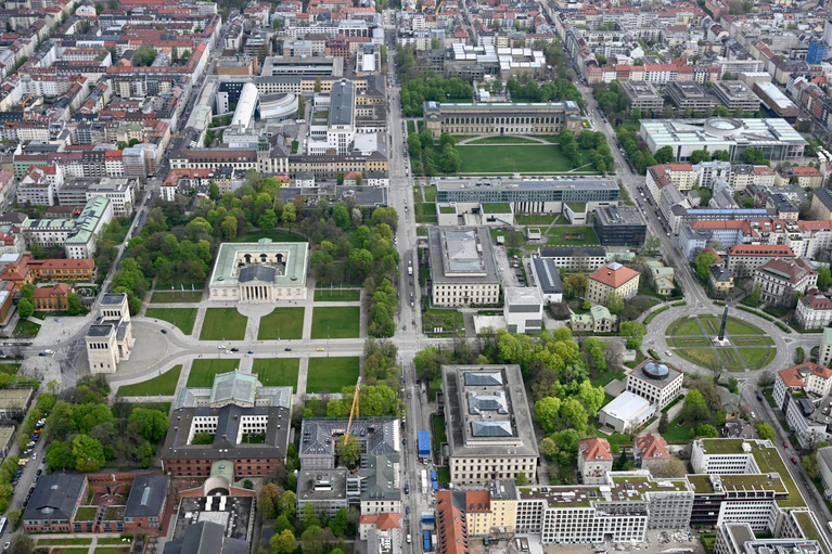 Der Münchner Königsplatz soll 2025 Schauplatz einer großen 1990er-Party werden. — © Felix Hörhager/dpa