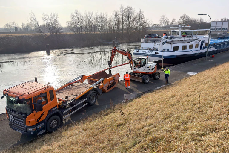 Nach der Havarie eines Güterschiffs auf dem Main-Donau-Kanal im Kreis Forchheim ist der Schiffsverkehr dort vorerst eingestellt. — © Daniel Löb/dpa